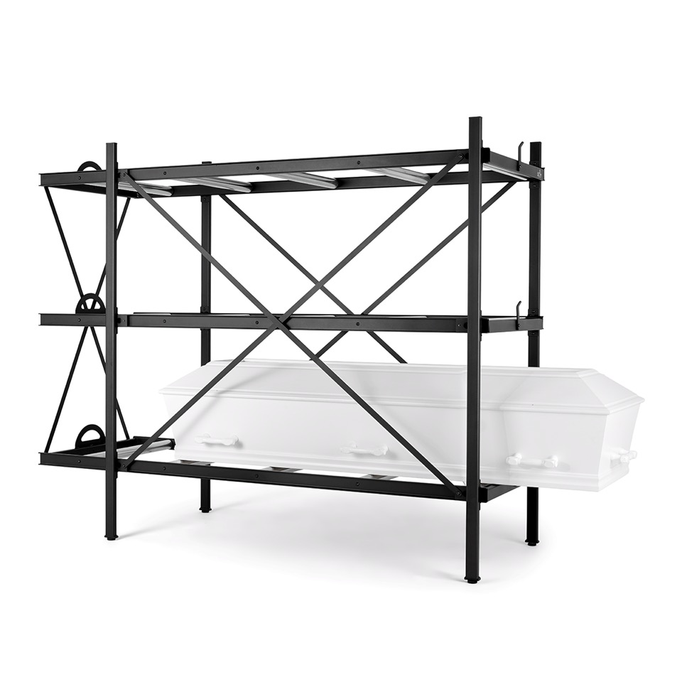 Kistereol til tre kister. Disse reoler er special designer til opbevaring af kister og tilbehør i følgende brancher; Bedemand, Kapeller, Sygehuse og Krematorier