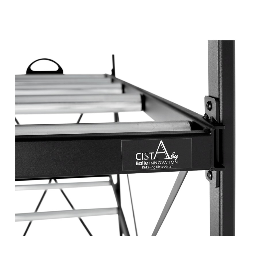 Kistereol udført i en kraftig sort pulverlakeret stålkonstruktion. Konstruktionen sikrer at reolen er yderst stabil under brug.