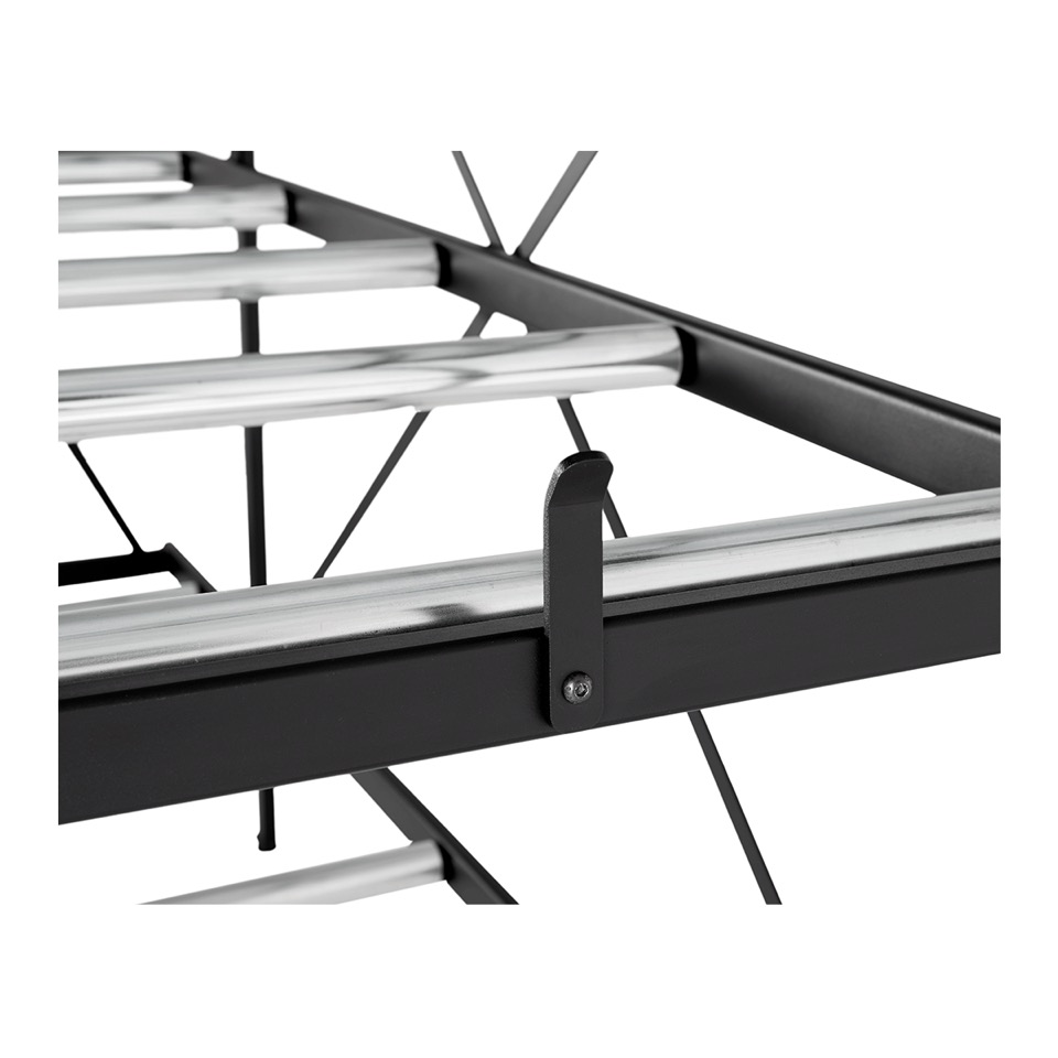 Kistereol udstyret med en manuel kistelås, som kan aktiveres ved hjælp af to paneler på henholdsvis bag- og forkanten af toprammen.