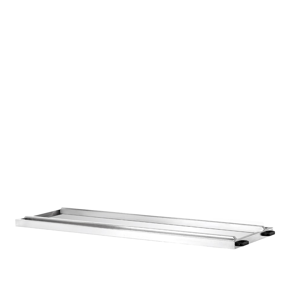 For at sikre stabilitet og forhindre uheld eller utilsigtede bevægelser under transporten er denne kraftige udgave udstyret med to robuste vanger. Disse vanger understøtter ikke blot den afdøde persons krop, men bidrager også til at opretholde en fejlfri og sikkert transport.