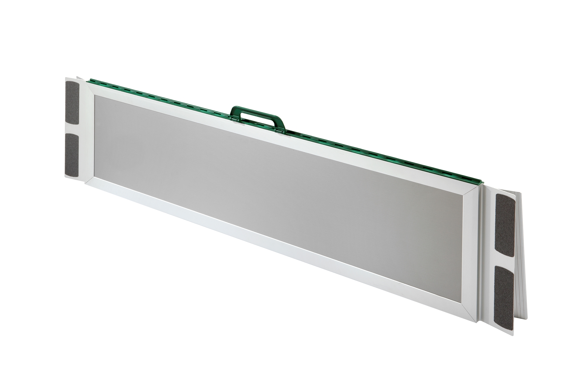 Vores rampe er fremstillet af letvægtsaluminium af høj kvalitet, der er både holdbart og nemt at transportere. Med dens foldbare design kan rampen let pakkes sammen og tages med overalt.